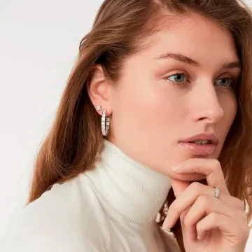 Sif Jakobs Øreringe til Dame udført i 925 Sterling Sølv i en flot Sølv farve