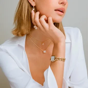 Sif Jakobs Halskæde til Dame udført i 925 Sterling Sølv i en flot Guld, Hvid farve