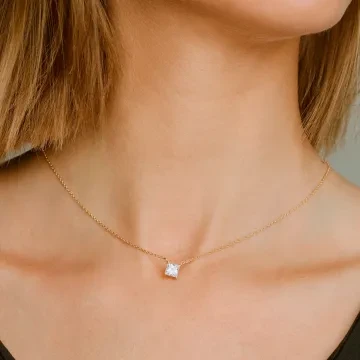 Sif Jakobs Halskæde til Dame udført i 925 Sterling Sølv i en flot Guld, Hvid farve