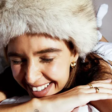 Jane Kønig Ørering Single til Dame udført i 925 Sterling Sølv i en flot Guld farve