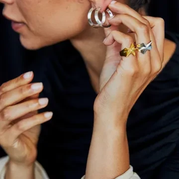 Jane Kønig Ring til Dame udført i 925 Sterling Sølv, Guld i en flot Sølv farve