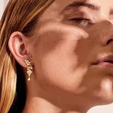 Julie Sandlau Øreringe til Dame udført i Guld, Sten i en flot Guld, Hvid farve