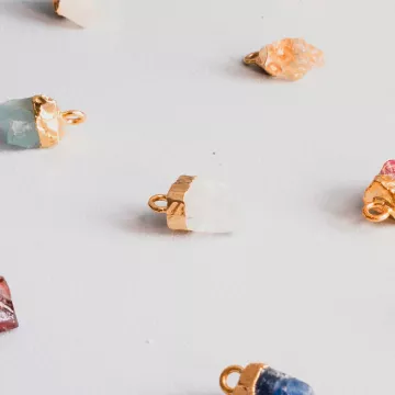 House of Vincent Vedhæng til Dame udført i Messing i en flot Blå, Guld farve