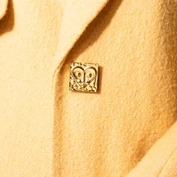 House of Vincent Broche til Dame udført i Messing i en flot Guld farve