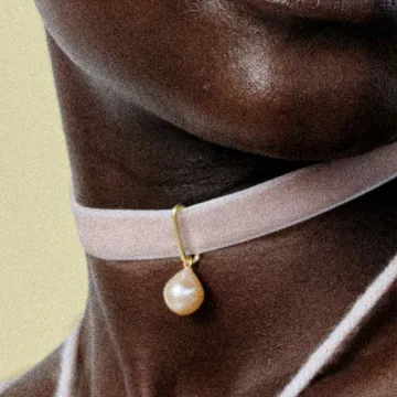 House of Vincent Halskæde til Dame udført i Velour i en flot Lyserød farve