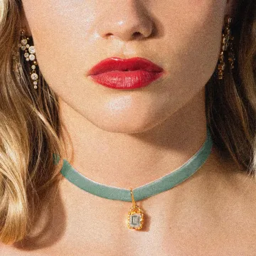 House of Vincent Halskæde til Dame udført i Velour i en flot Guld, Grøn farve