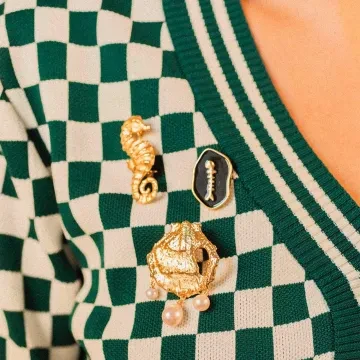 House of Vincent Broche til Dame udført i Messing, Perle i en flot Guld farve