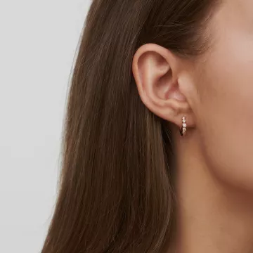 Julie Sandlau Ørering Single til Dame udført i Guld i en flot Guld farve