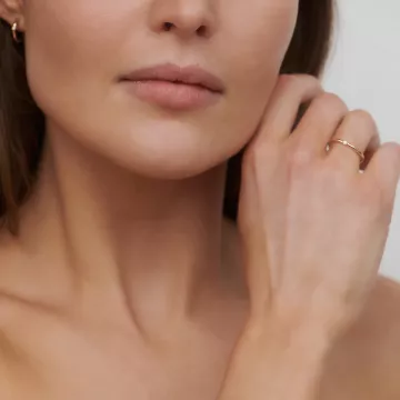 Julie Sandlau Ring til Dame udført i Guld i en flot Guld farve